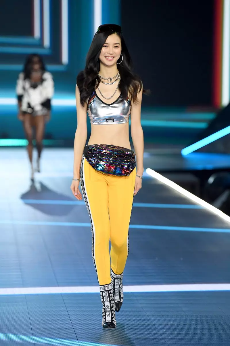 Estelle Chen သည် New York ၌ 2018 Victoria's Secret Fashion Show တွင် လမ်းလျှောက်ခဲ့သည်။ ဓာတ်ပုံ- Victoria's Secret အတွက် Dimitrios Kambouris/Getty Images