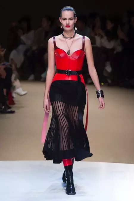 Aibhsíonn Alexander McQueen Móitífeanna Nádúrtha le haghaidh Fall 2018