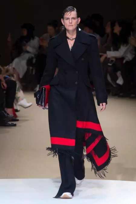 Aibhsíonn Alexander McQueen Móitífeanna Nádúrtha le haghaidh Fall 2018