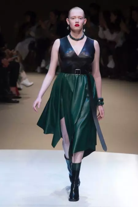 Aibhsíonn Alexander McQueen Móitífeanna Nádúrtha le haghaidh Fall 2018