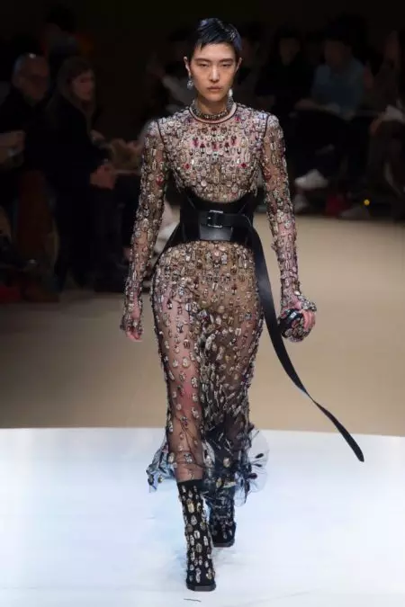 Alexander McQueen yn Amlygu Motiffau Naturiol ar gyfer Cwymp 2018