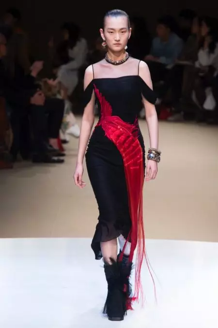 Alexander McQueen Motîfên Xwezayî ji bo Payiza 2018-an destnîşan dike