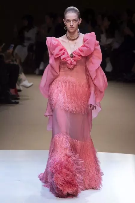 Alexander McQueen yn Amlygu Motiffau Naturiol ar gyfer Cwymp 2018