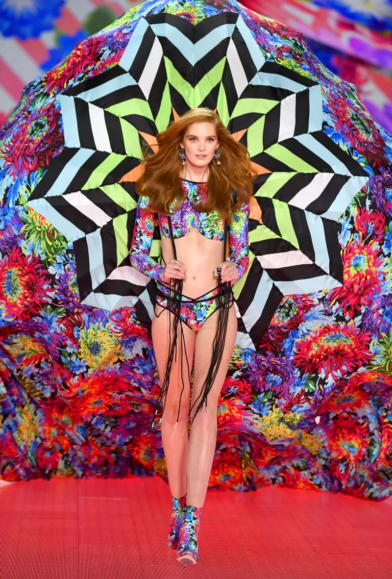 Alexina Graham promenas la 2018 Victoria's Secret Fashion Show en Novjorko. Foto: Dimitrios Kambouris/Getty Images por Victoria's Secret