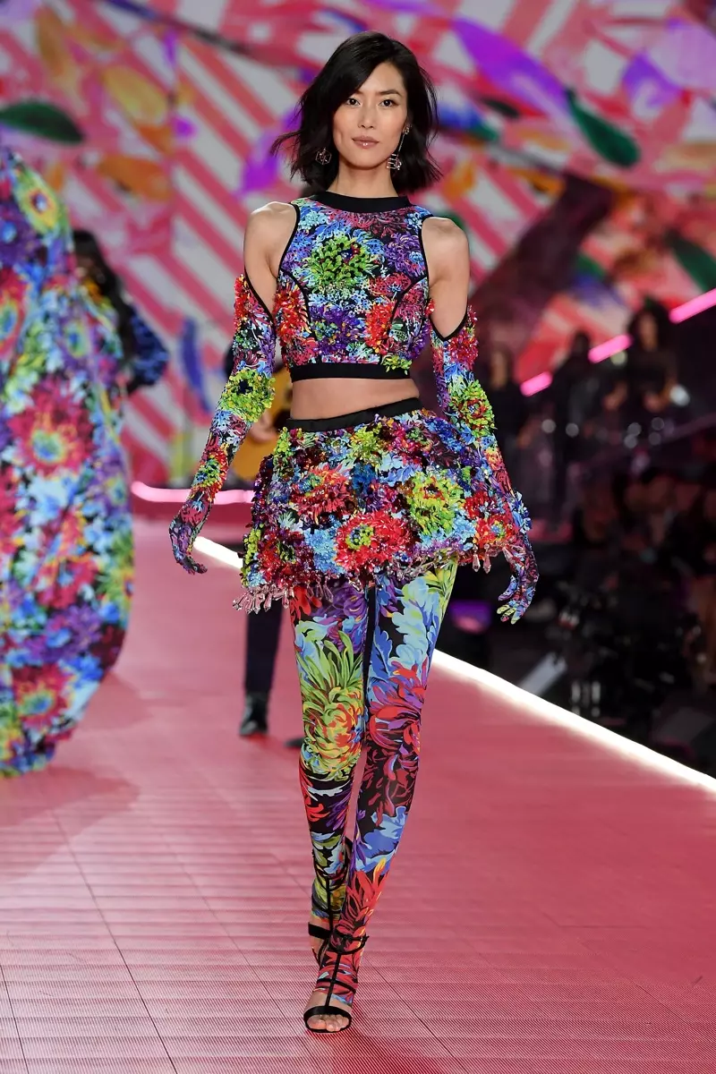 Liu Wen đi dạo trong Victoria's Secret Fashion Show 2018 tại thành phố New York. Ảnh: Dimitrios Kambouris / Getty Images for Victoria's Secret