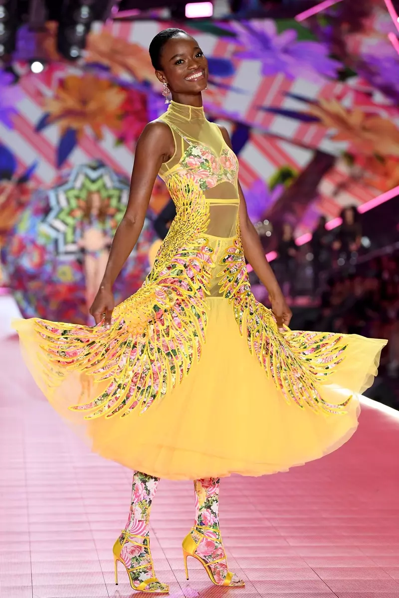 Mayowa Nicholas šeta Victoria's Secret modnom revijom 2018. u New Yorku. Foto: Dimitrios Kambouris/Getty Images za Victoria's Secret