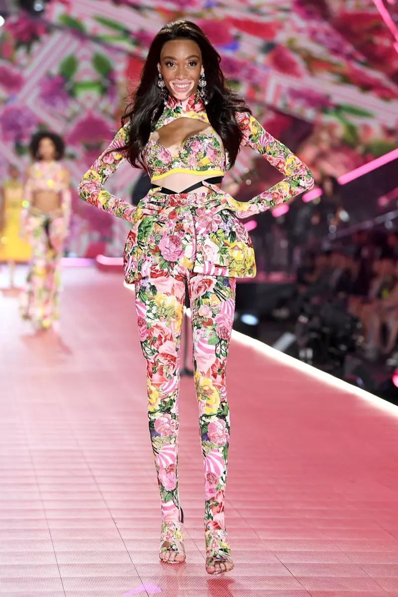 Winnie Harlow stap die 2018 Victoria's Secret Modeskou in New York Stad. Foto: Dimitrios Kambouris/Getty Images vir Victoria's Secret