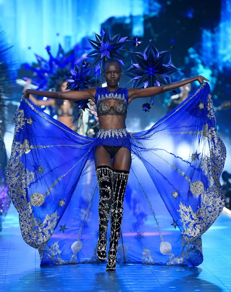 Barbara Fialho camina en el desfile de modas de Victoria's Secret 2018 en la ciudad de Nueva York. Foto: Dimitrios Kambouris/Getty Images para Victoria's Secret