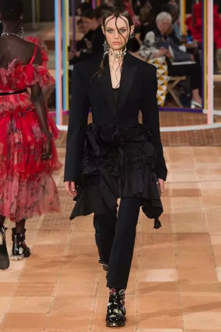 Alexander McQueen Je, Mtindo Ulioboreshwa kwa Spring 2018