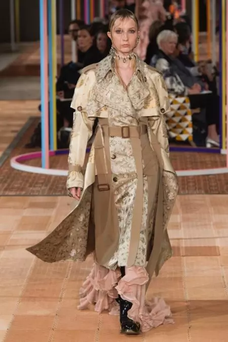 Alexander McQueen face un stil deconstruit pentru primăvara 2018