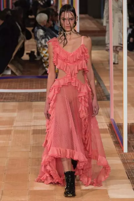 Alexander McQueen faz estilo desconstruído para a primavera de 2018