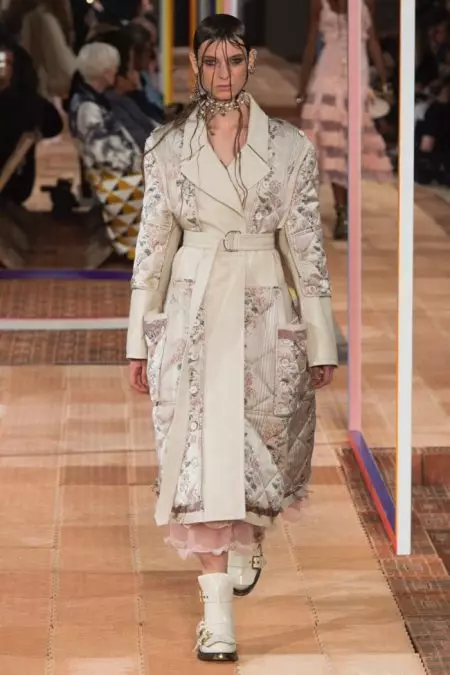 Alexander McQueen fa uno stile decostruito per la primavera 2018