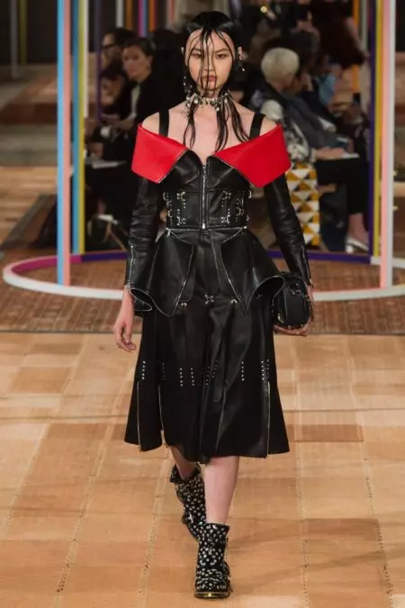 Alexander McQueen face un stil deconstruit pentru primăvara 2018