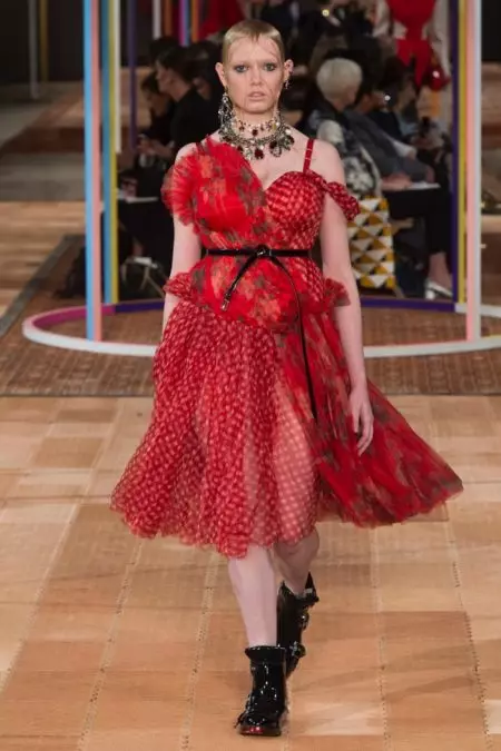 Alexander McQueen faz estilo desconstruído para a primavera de 2018