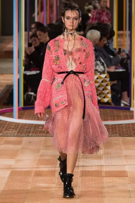 Alexander McQueen Ṣe Aṣa Itumọ fun Orisun omi 2018