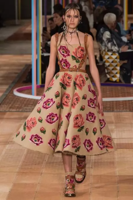 Alexander McQueen mécht dekonstruéierte Stil fir Fréijoer 2018