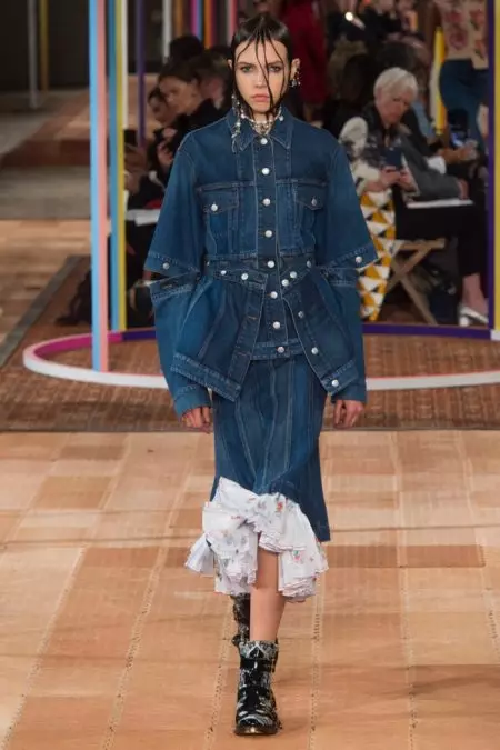 Alexander McQueen Ṣe Aṣa Itumọ fun Orisun omi 2018