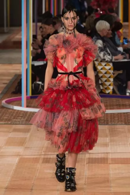 Alexander McQueen adopte un style déconstruit pour le printemps 2018