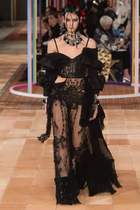 Alexander McQueen dia nanamboatra fomba ho an'ny lohataona 2018