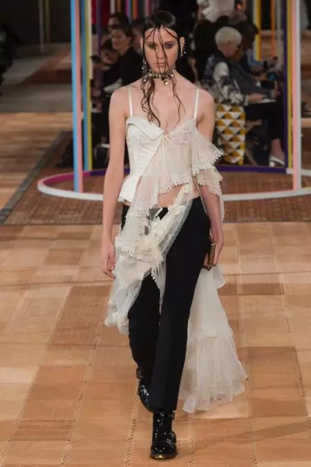 Si Alexander McQueen ay Nag-deconstruct ng Estilo para sa Spring 2018