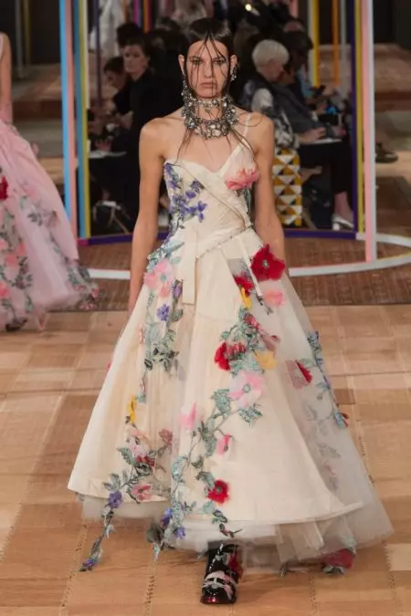 Alexander McQueen fai un estilo deconstruído para a primavera de 2018