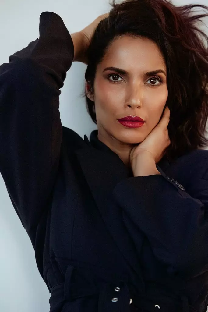 Padma Lakshmi draacht in libbene reade lippenstift-skaad en stuts yn dizze foto