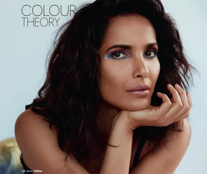 Model Padma Lakshmi nuduhake tampilan eyeshadow biru