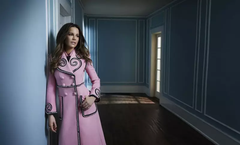 Leikkonan Kate Beckinsale klæðist Gucci kápu og Bulgari hringum