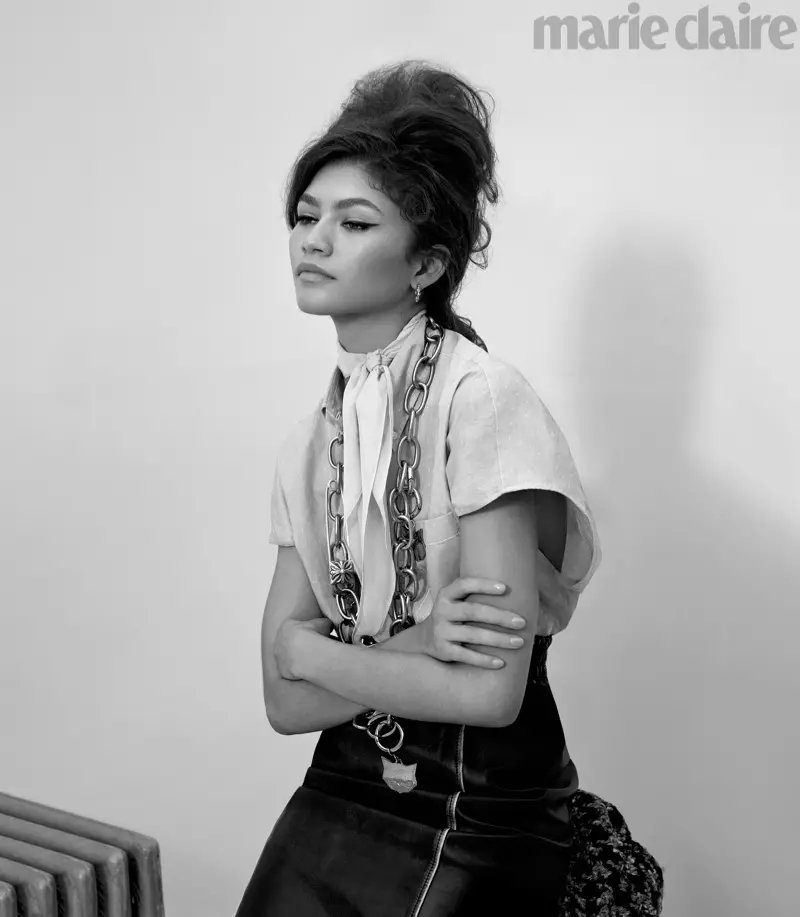 Fotografiata alb-negru, Zendaya pozeaza in top, fusta, esarfa si colier Miu Miu