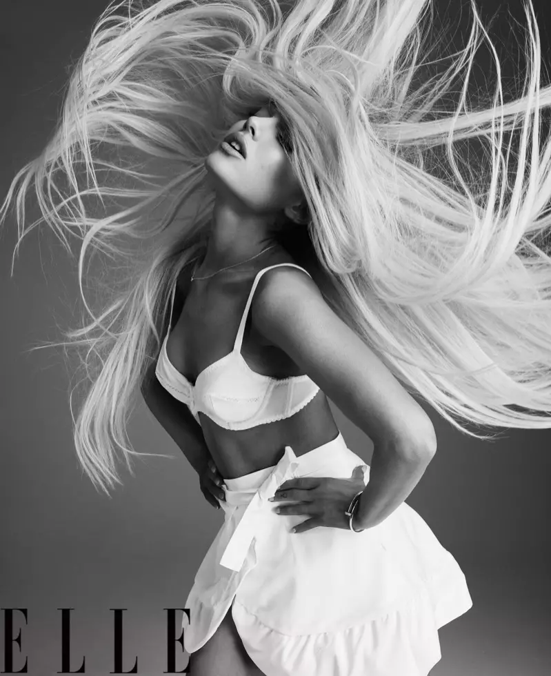 Ariana Grande si šlehá vlasy a nosí podprsenku a sukni Fleur du Mal