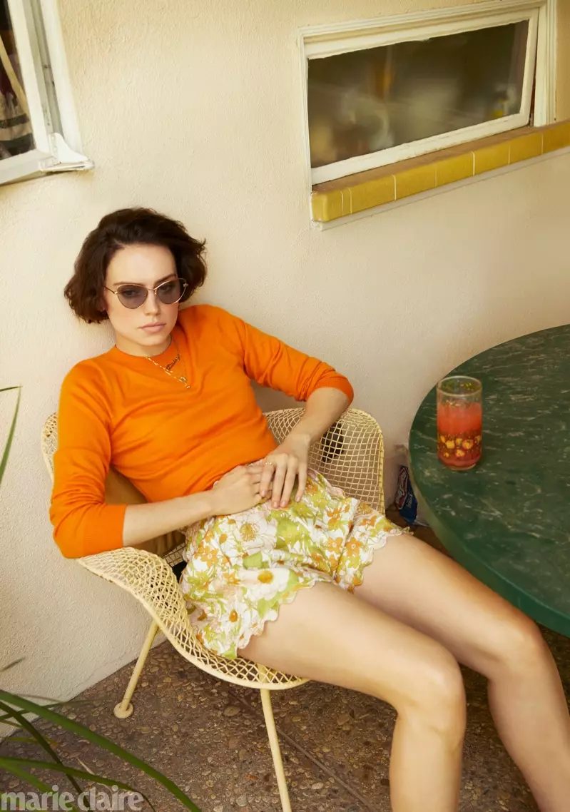 Daisy Ridley má na sebe top a šortky Zimmermann so slnečnými okuliarmi Stelly McCartney