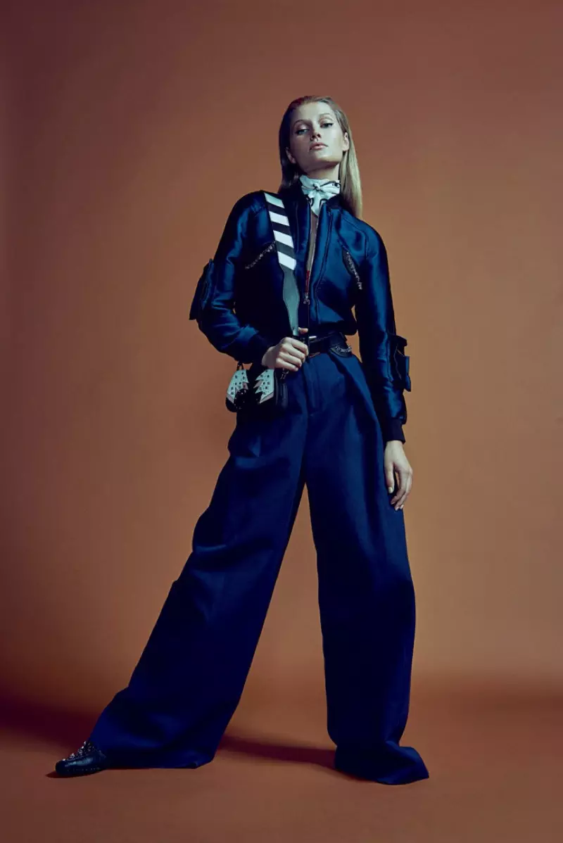 Toni Garrn trägt eine blaue Jacke und Hose von Tod's