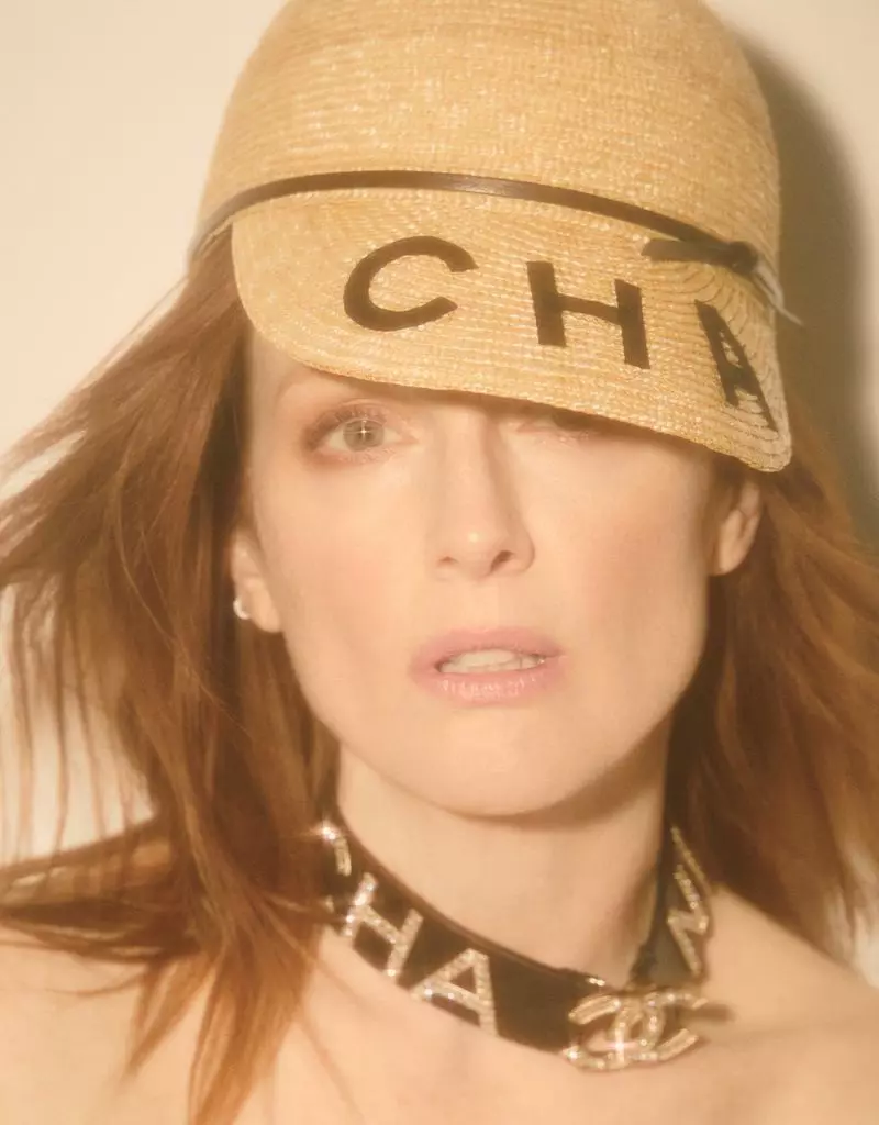 Luând-o în prim-plan, Julianne Moore poartă pălărie și colier Chanel