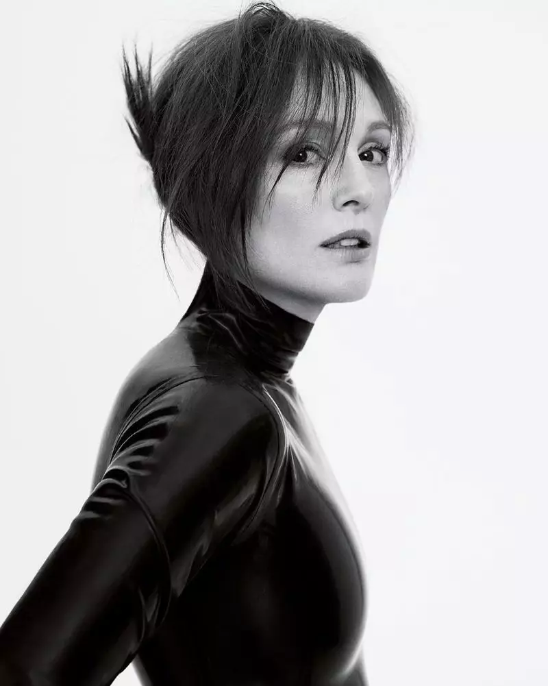 Julianne Moore poserer i sort og hvidt hår i en updo