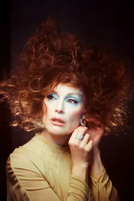 Si Julianne Moore Poses sa Eccentric Styles para sa Flaunt Magazine