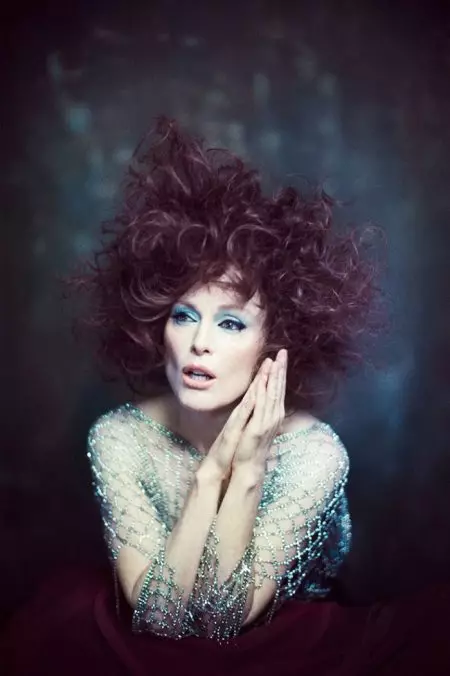 Si Julianne Moore Poses sa Eccentric Styles para sa Flaunt Magazine