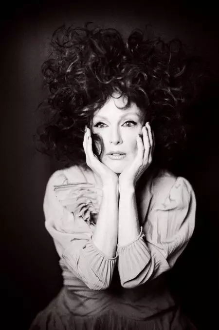 Julianne Moore Poses ing Gaya Eccentric kanggo Majalah Flaunt