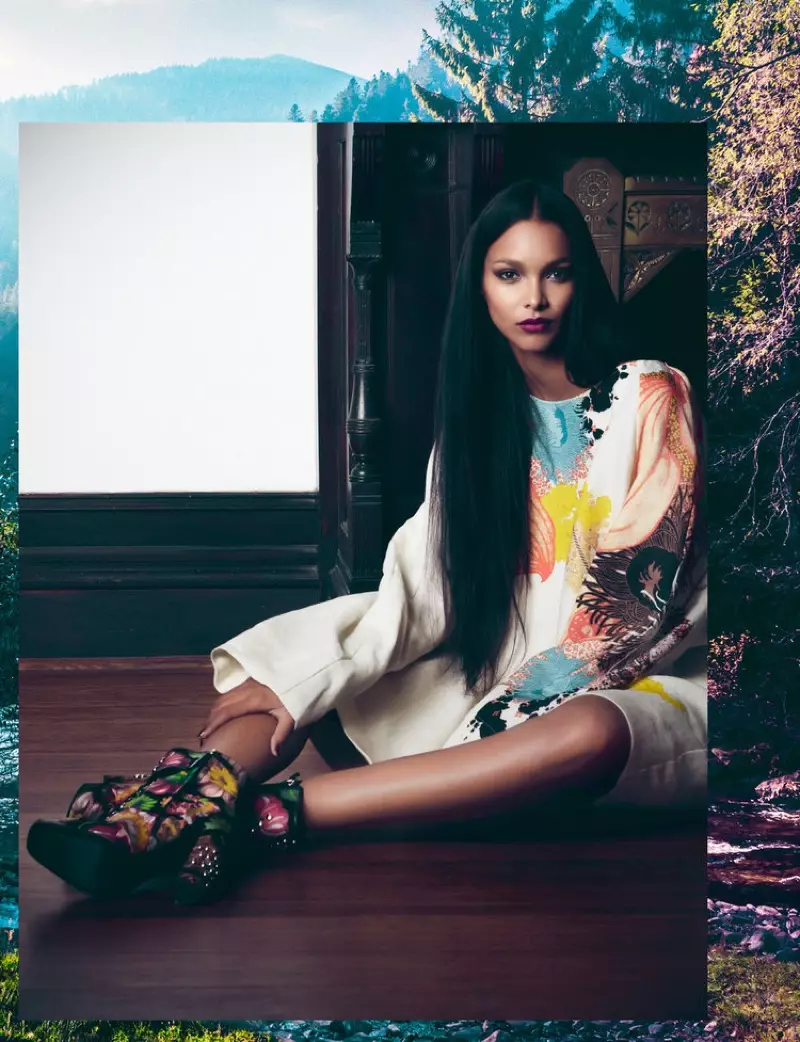 Modellen Lais Ribeiro har på seg Dries Van Noten-kjole og Giuseppe Zanotti-støvletter