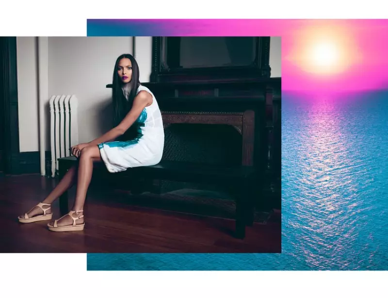 Modellen Lais Ribeiro poserer i Celine-kjole og Valentino-sandaler