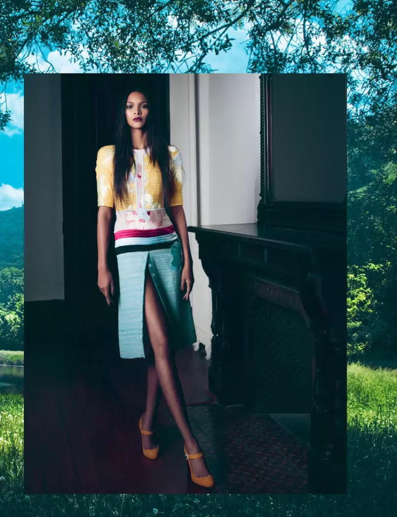 Lais Ribeiro tar et standpunkt og modellerer Thom Browne-kjolen og Christian Louboutin-pumps