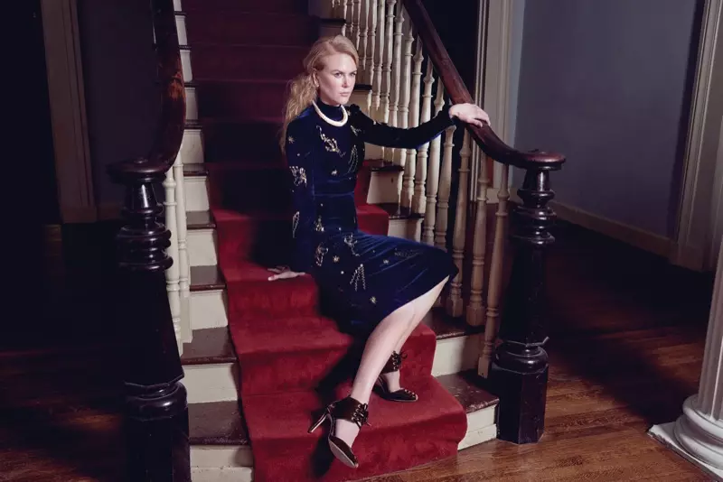 Nicole Kidman Prada ruhában és Jimmy Choo cipőben pózol