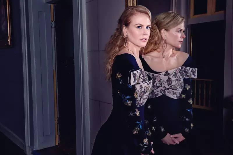 Aktris Nicole Kidman berpose dalam gaun Dior dan anting-anting Louis Vuitton