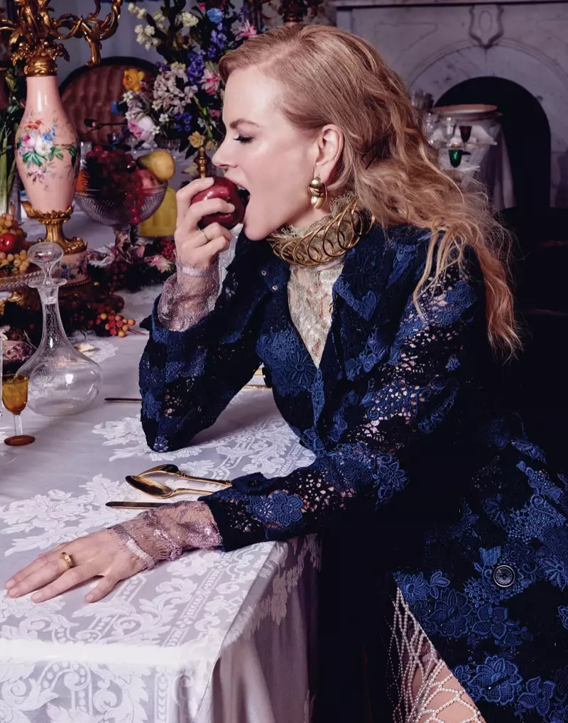 Nicole Kidman tar en bit av et eple og har på seg Burberry-frakk, Lanvin-topp og Dries van Noten-skjørt