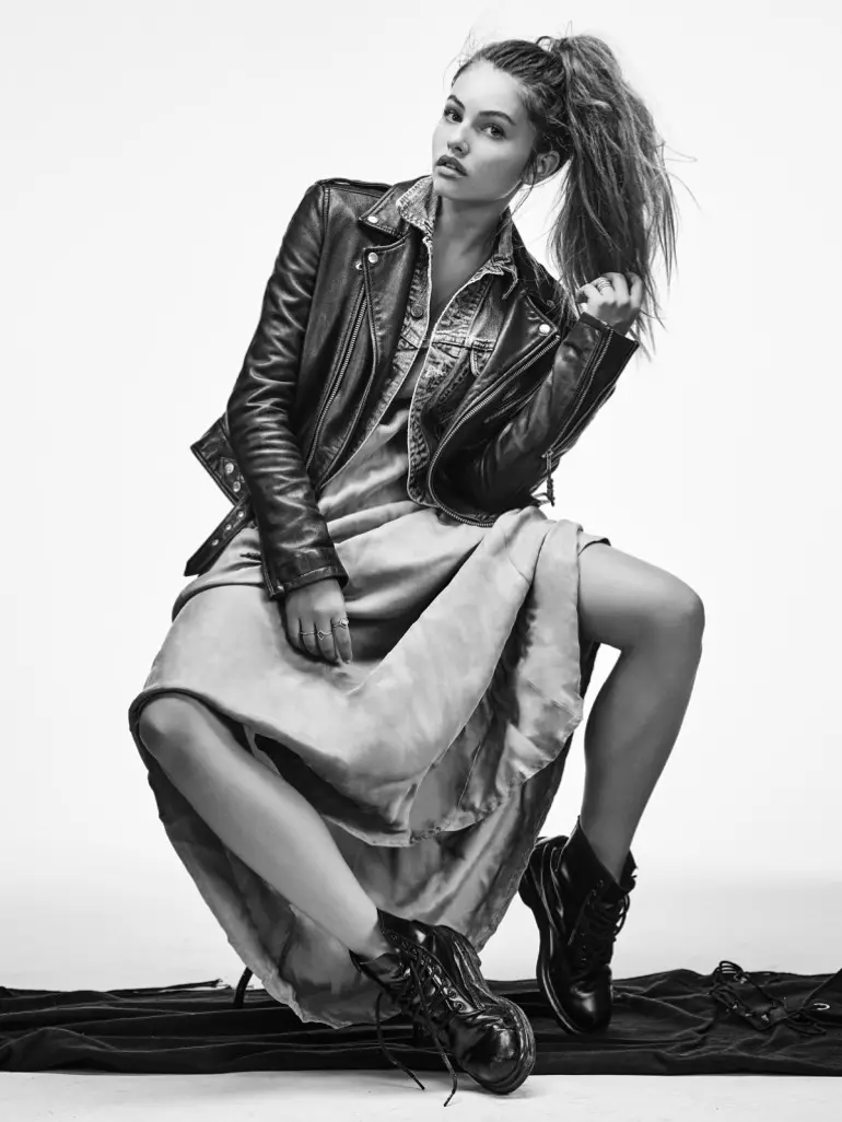 Thylane Blondeau usa jaqueta de couro BLK DNM, jaqueta jeans AG, vestido Johnny Was e botas Dr. Martens