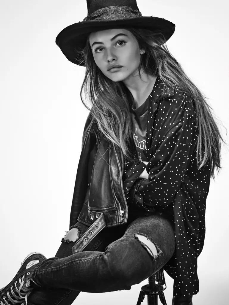 Thylane Blondeau modelos jaqueta de couro L'Agence e jeans com blusa Saint Laurent