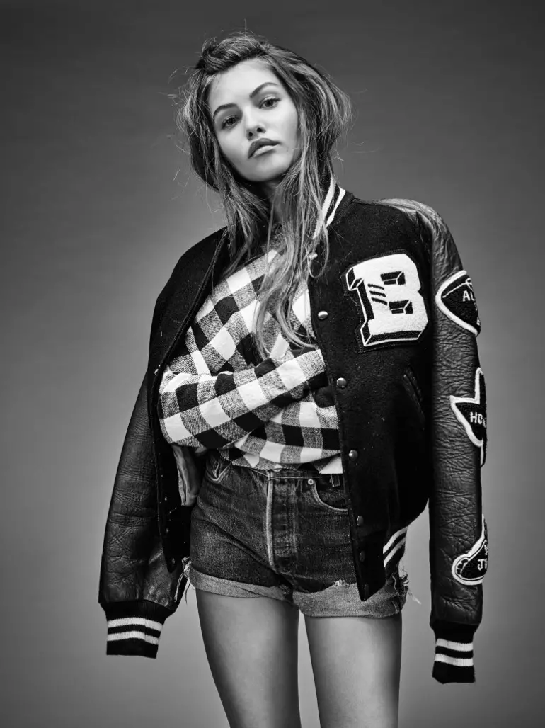 Thylane Blondeau โพสท่าในแจ็กเก็ต Letterman วินเทจ เสื้อเชิ้ต Zara และกางเกงยีนส์ขาสั้น Diesel