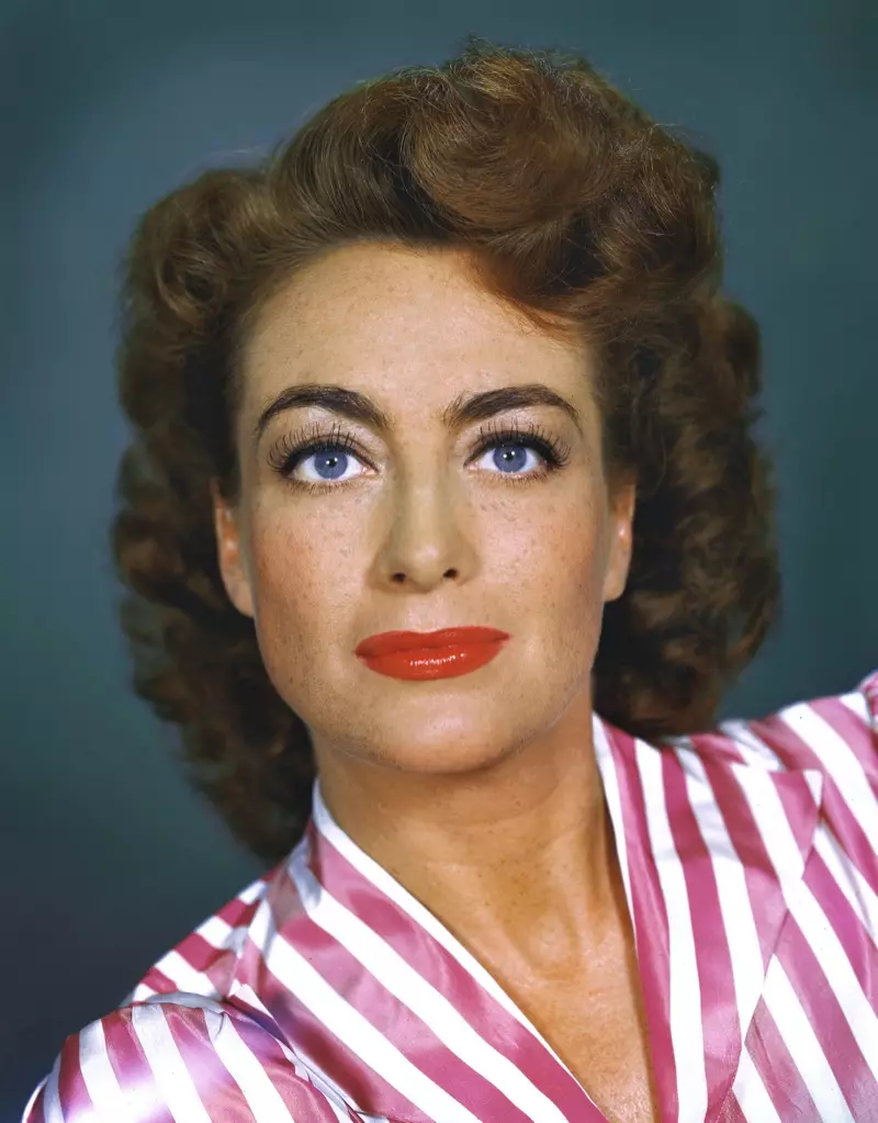 Joan Crawford sfoggia ricci audaci negli anni '40. Foto: PictureLux / The Hollywood Archive / Alamy Foto Stock