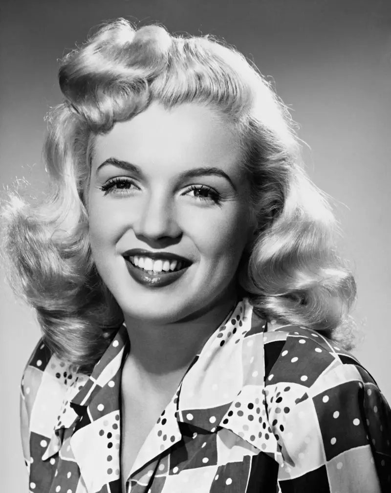 Marilyn Monroe leva rizos ondulados e hinchables co seu cabelo louro característico en 1948. Foto: Álbum / Alamy Stock Photo