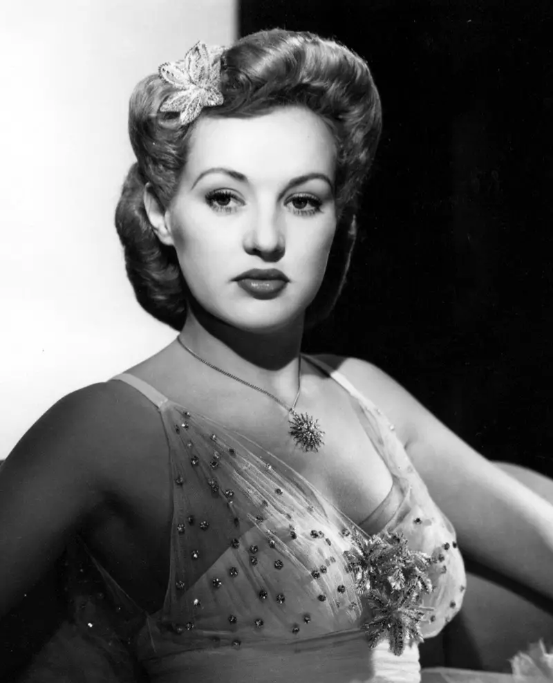 Ang aktres nga si Betty Grable nag-pose nga adunay usa ka matahum nga pompadour updo nga estilo sa buhok. Litrato: RGR Collection / Alamy Stock Photo