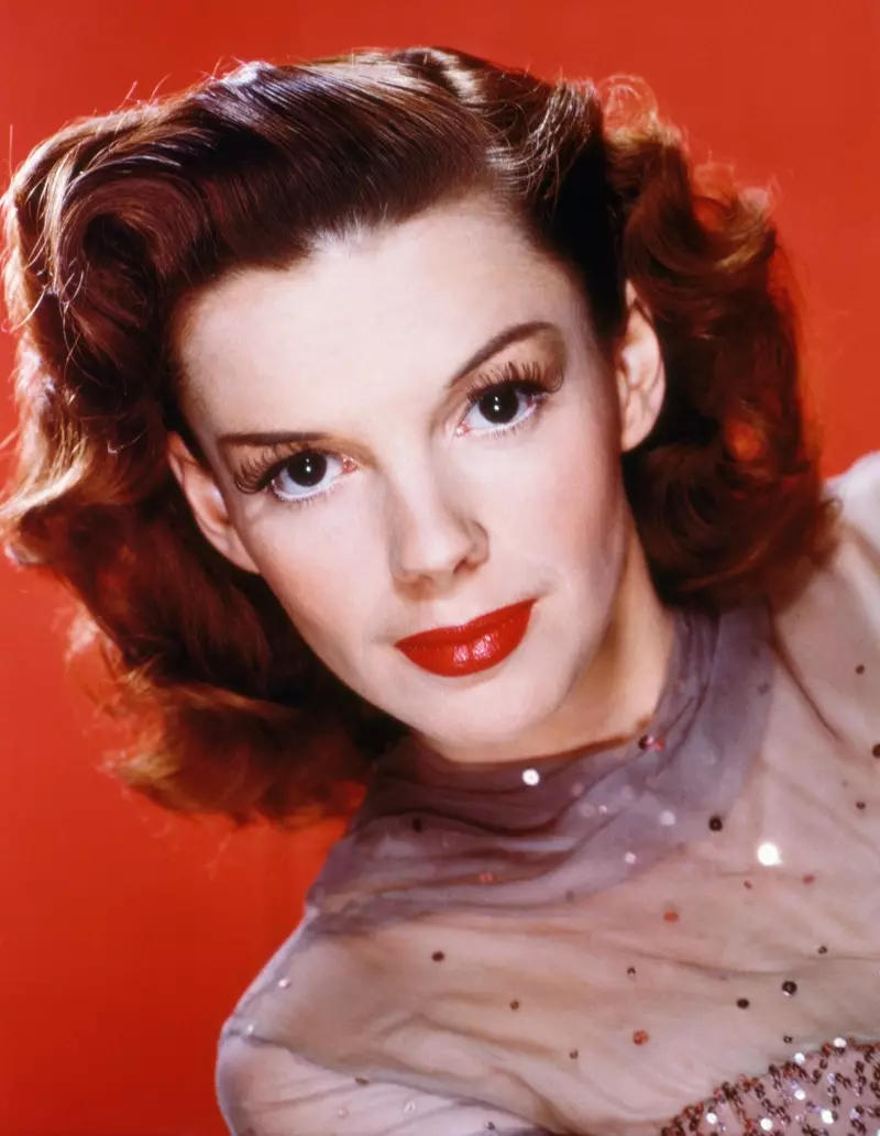 Judy Garland 1940-yillarning mashhur soch turmagini o'ralgan jingalaklardan iborat. Foto: Pictorial Press Ltd / Alami Stok fotosurati